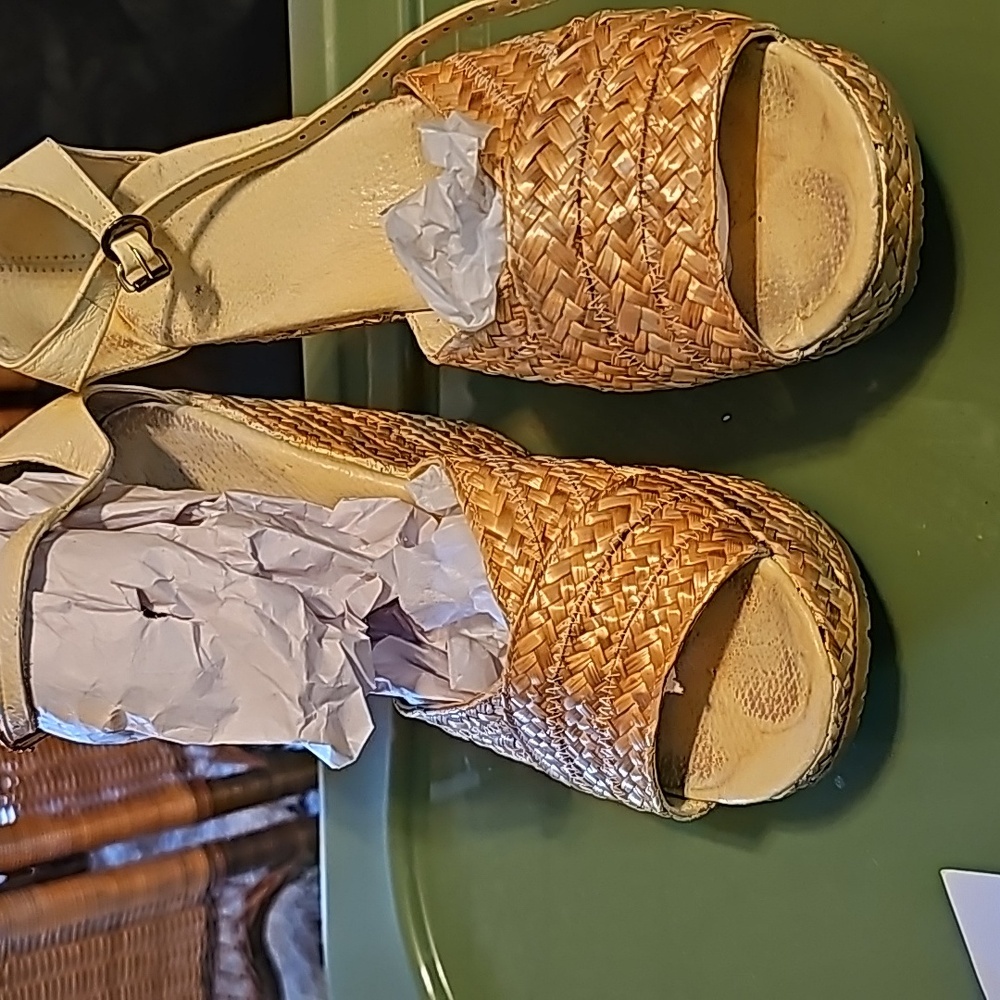 Elegant Woven Wedge Sandals - Tan